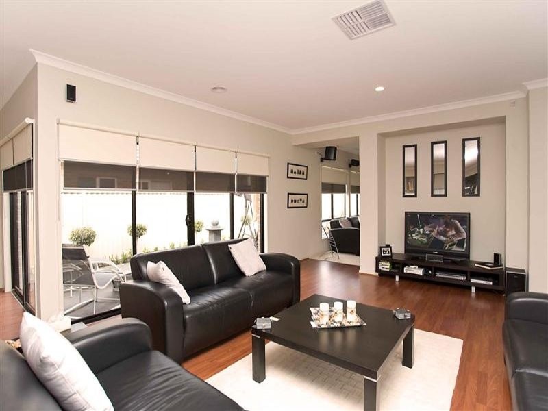 32 The Avenue, Caroline Springs VIC 3023