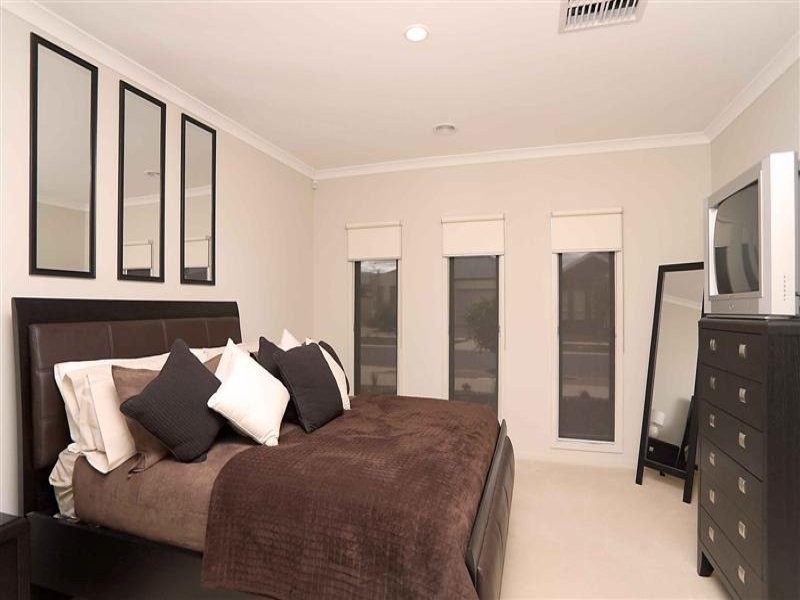 32 The Avenue, Caroline Springs VIC 3023