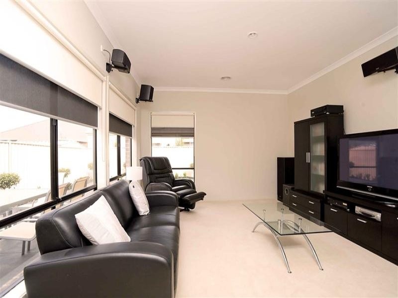 32 The Avenue, Caroline Springs VIC 3023