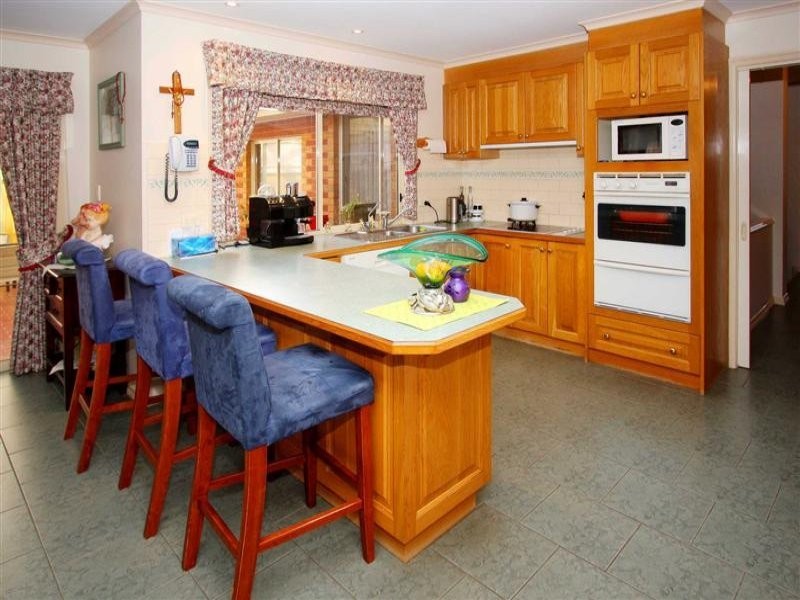 12 Silverwood Court, Hillside VIC 3037