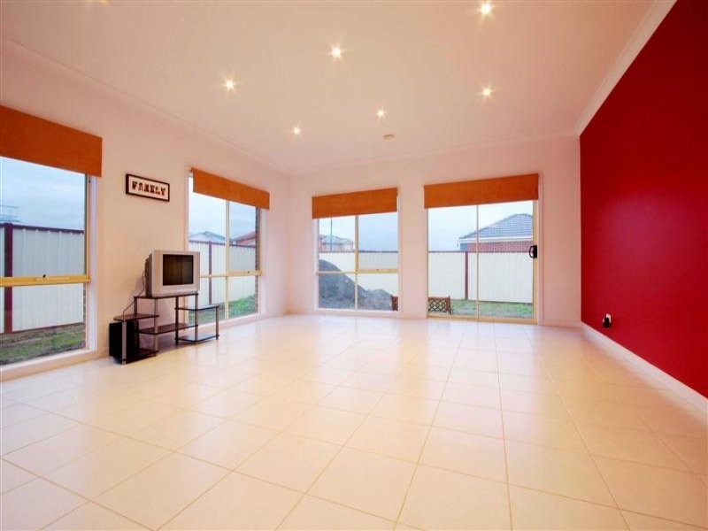 4 Grenadier Grove, Hillside VIC 3037