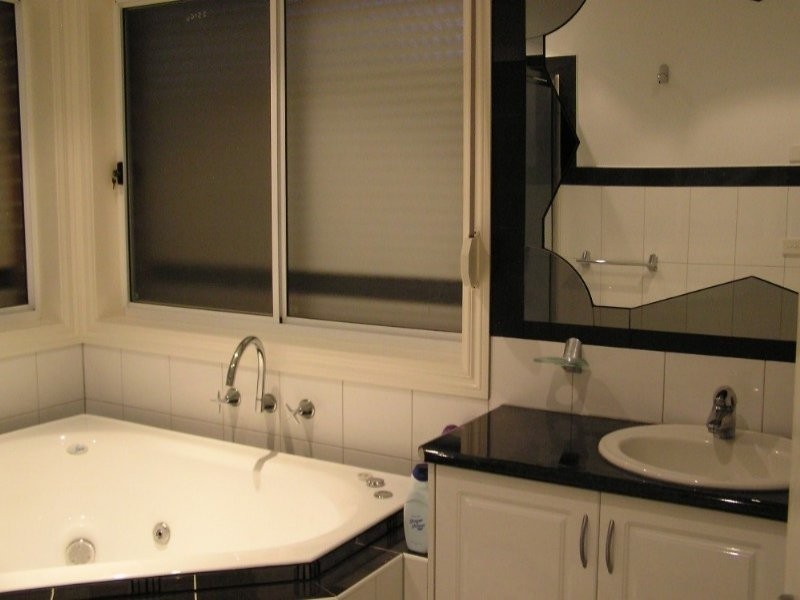 1 Pratt Close, Taylors Lakes VIC 3038