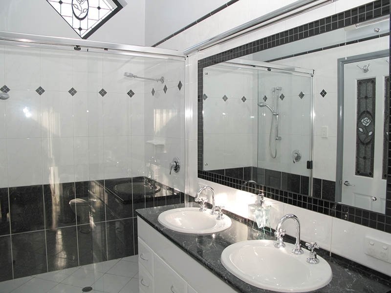 2 Kiama Avenue, West Lakes Shore SA 5020