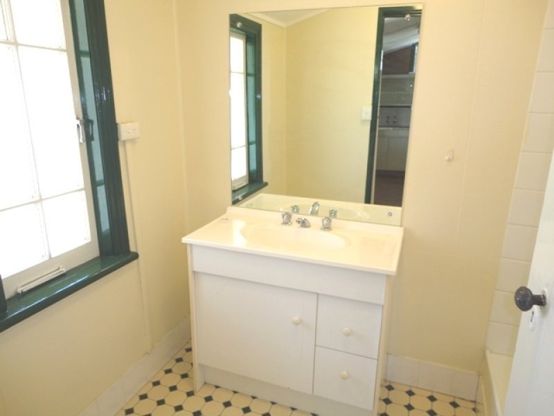 67 Ellenborough Street, Ipswich QLD 4305