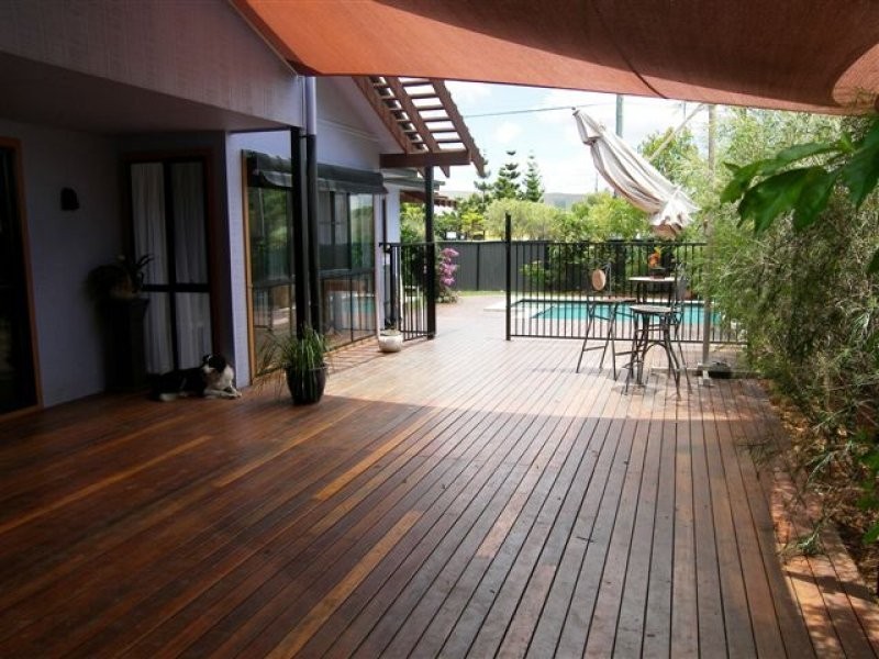 24 Page Parade, Burleigh Heads QLD 4220