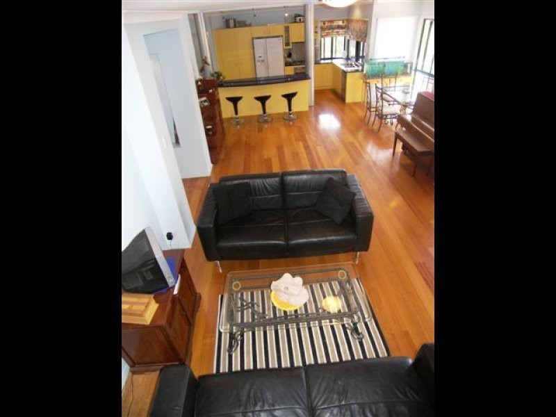 24 Page Parade, Burleigh Heads QLD 4220