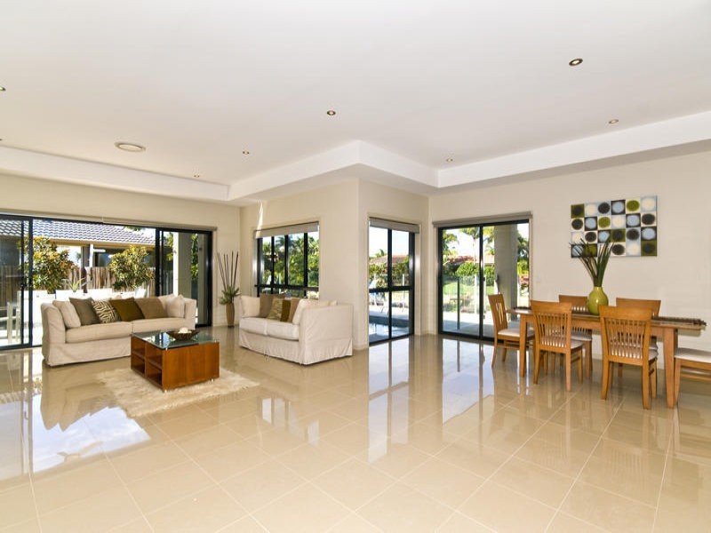32 Compass Court, Mermaid Waters QLD 4218