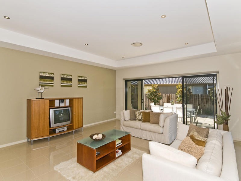 32 Compass Court, Mermaid Waters QLD 4218