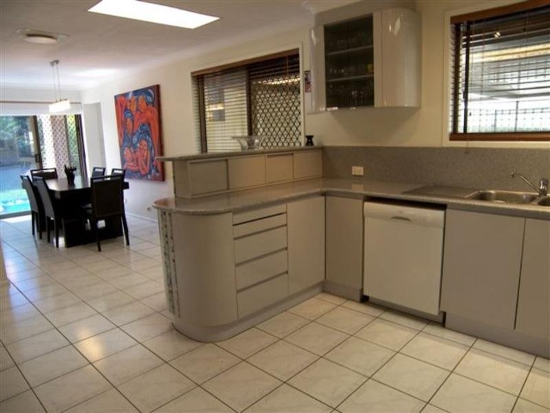 5 Falcon Court, Burleigh Waters QLD 4220