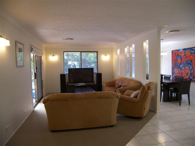 5 Falcon Court, Burleigh Waters QLD 4220