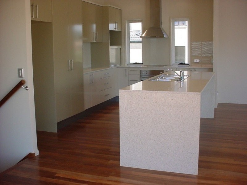 8 St Paul Cres, Varsity Lakes QLD 4227