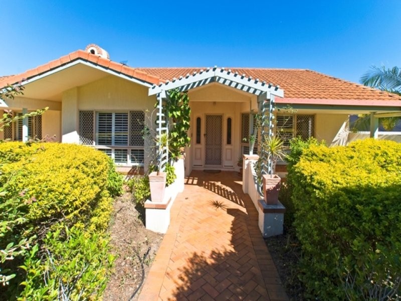 18 Chichester Drive, Arundel QLD 4214