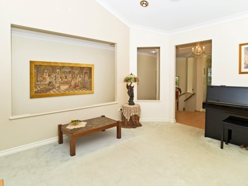 18 Chichester Drive, Arundel QLD 4214