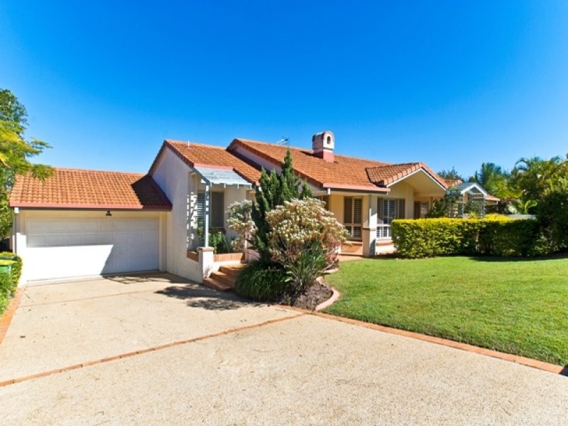 18 Chichester Drive, Arundel QLD 4214