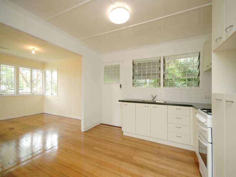 318 Kitchener Road, Stafford Heights QLD 4053