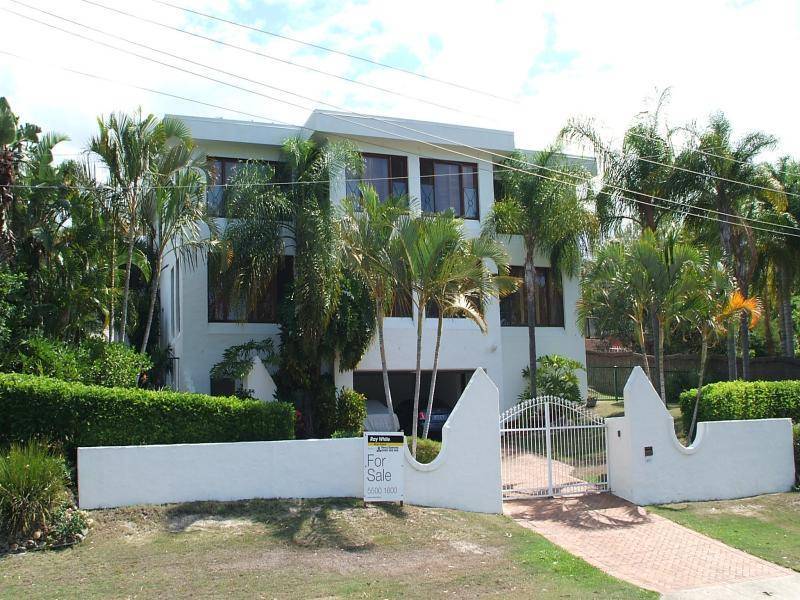 30 Tambourah Drive, Benowa QLD 4217