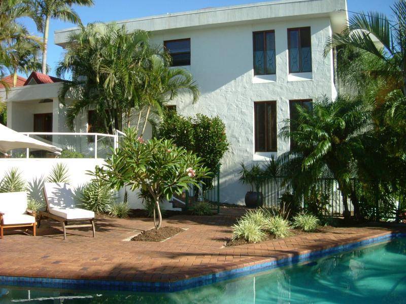 30 Tambourah Drive, Benowa QLD 4217