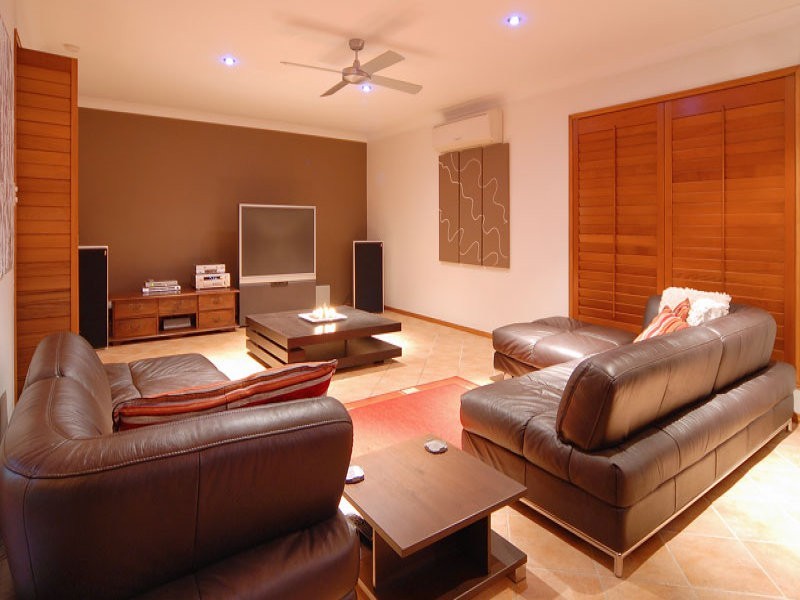4 River Crescent, Broadbeach Waters QLD 4218