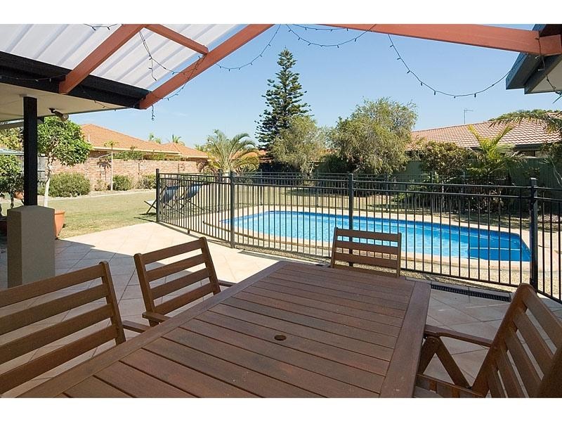 4 Cheviot Close, Benowa QLD 4217