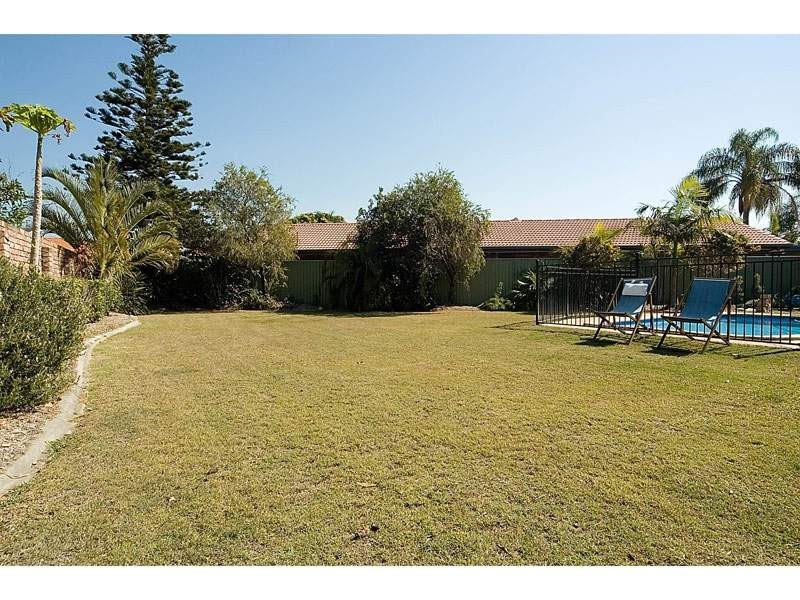 4 Cheviot Close, Benowa QLD 4217