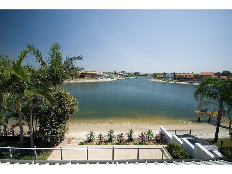 6 Mercedes Place, Bundall QLD 4217