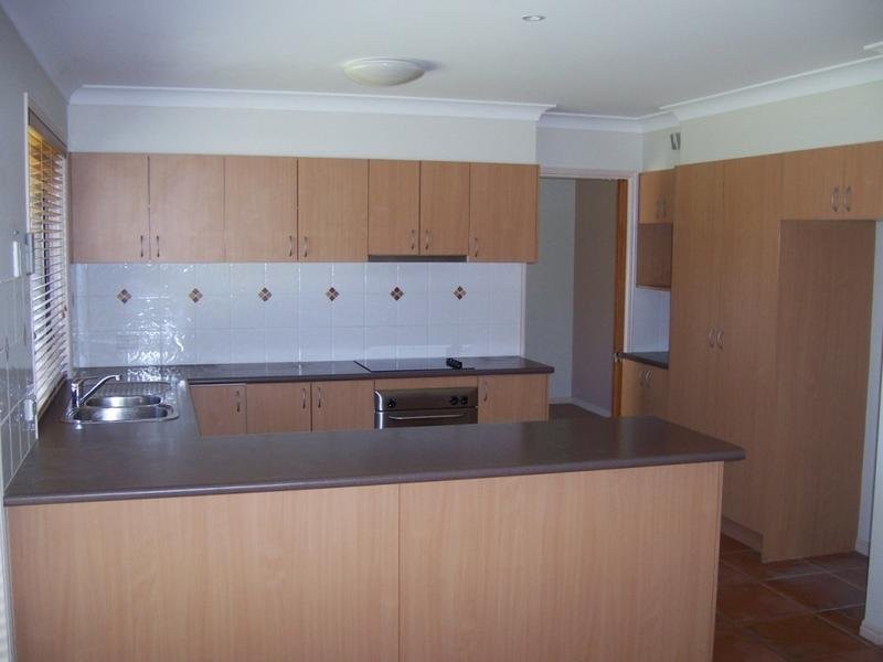 95 Crestwood Drive, Molendinar QLD 4214