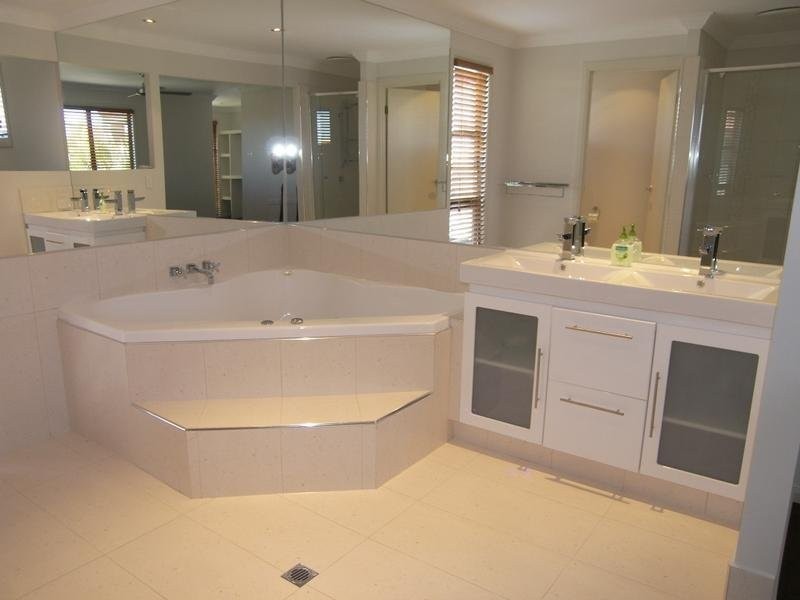 9 Arbuthnot Parade, Benowa QLD 4217