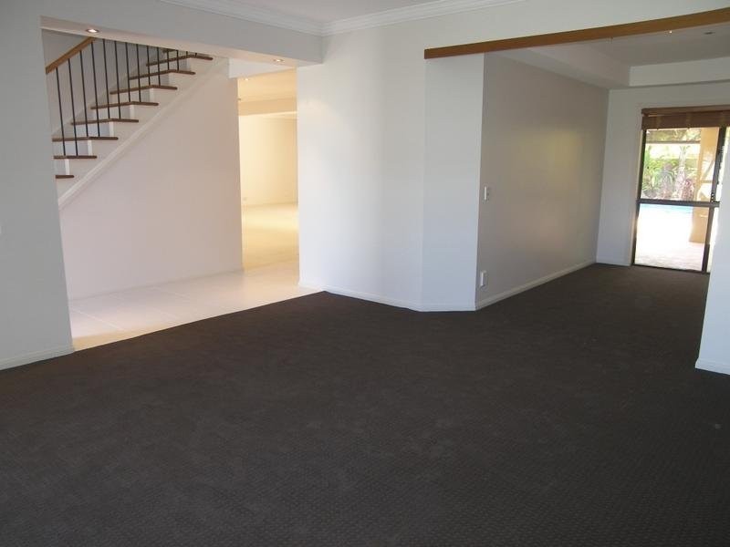 9 Arbuthnot Parade, Benowa QLD 4217