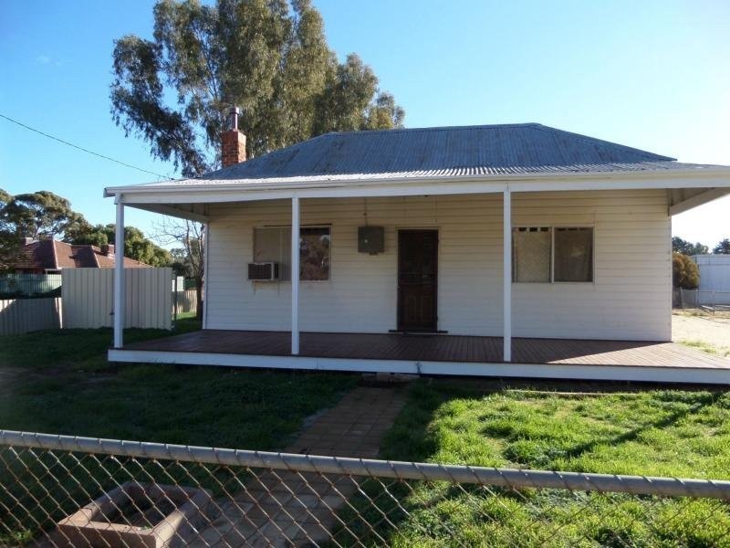 30 Duff Street, Merredin WA 6415