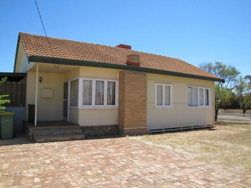 9 Pioneer Road, Merredin WA 6415