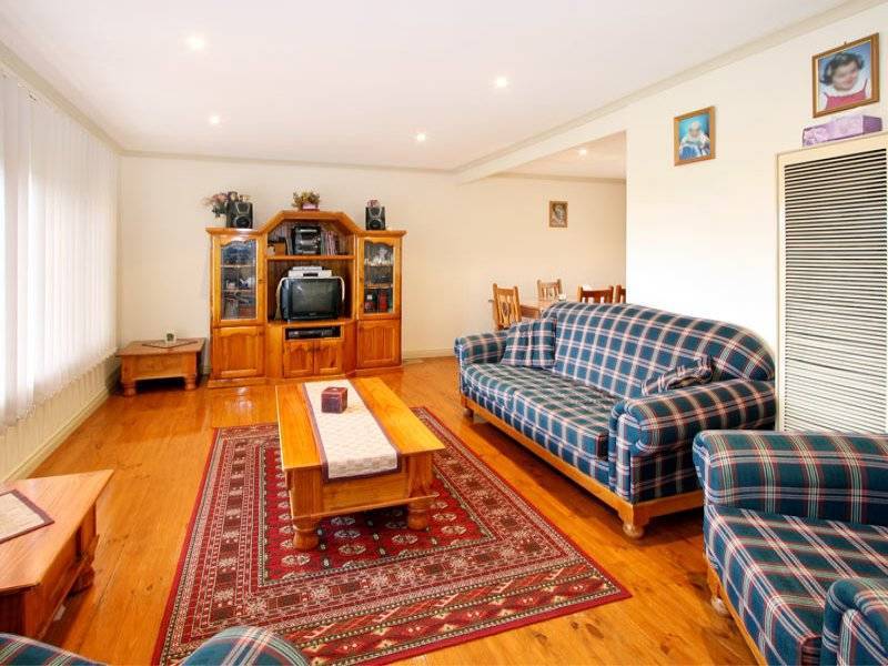 4 Parry Drive, Mooroolbark VIC 3138