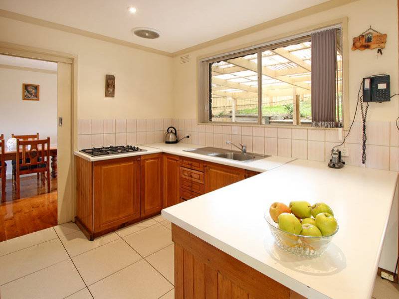 4 Parry Drive, Mooroolbark VIC 3138