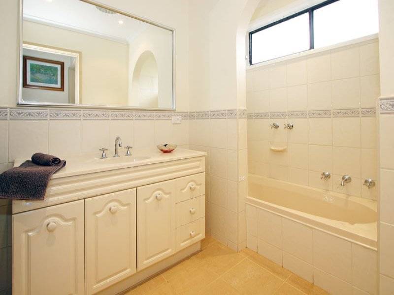 4 Parry Drive, Mooroolbark VIC 3138