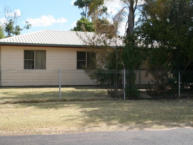 4 Elizabeth Street, St George QLD 4487