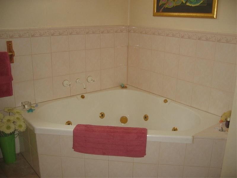 13 Gordon Cres, Seymour VIC 3660