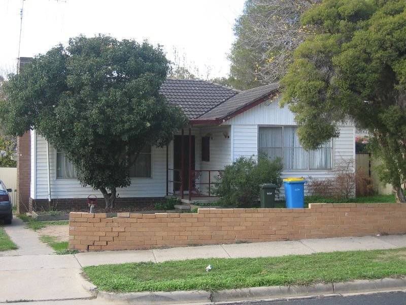 8 Sinclair Crescent, Seymour VIC 3660