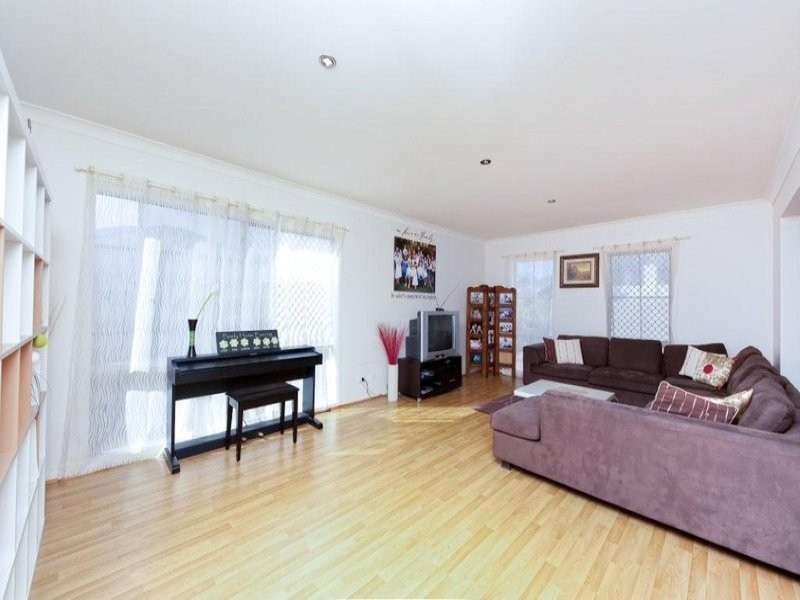 8 Waterview Ct, Springfield Lakes QLD 4300