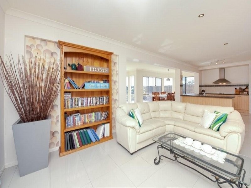 8 Waterview Ct, Springfield Lakes QLD 4300