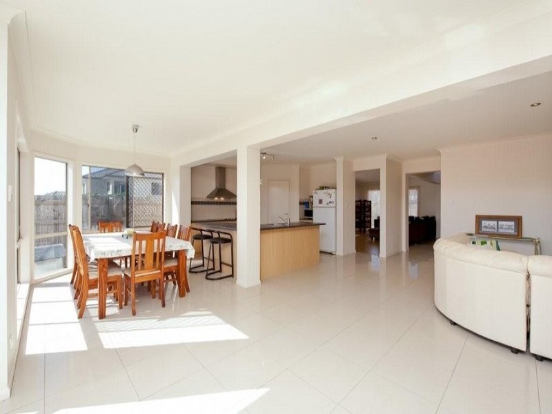 8 Waterview Ct, Springfield Lakes QLD 4300