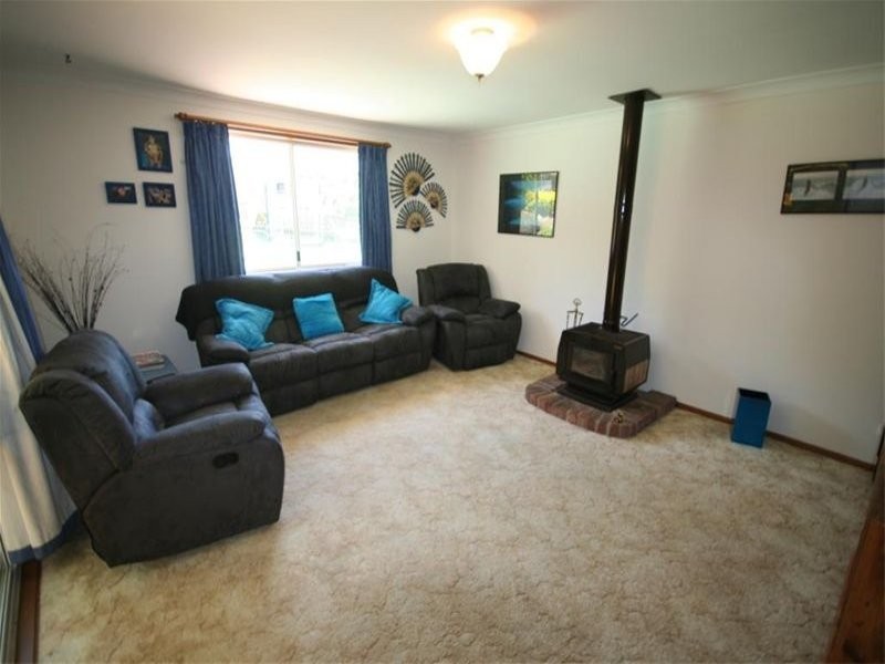 8 Lindeman Close, Eleebana NSW 2282