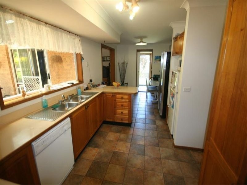 8 Lindeman Close, Eleebana NSW 2282