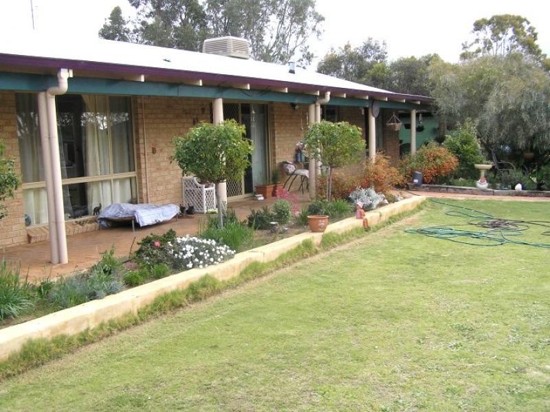 16 Riverside Court, York WA 6302