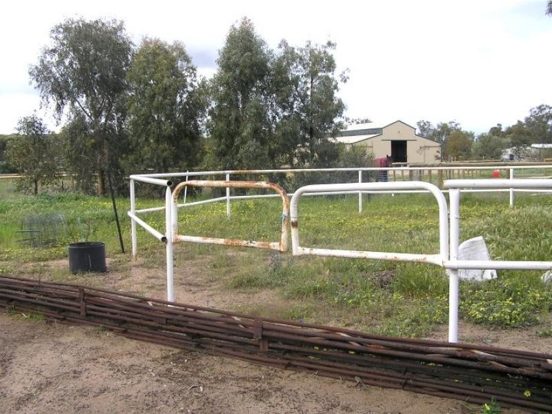 16 Riverside Court, York WA 6302