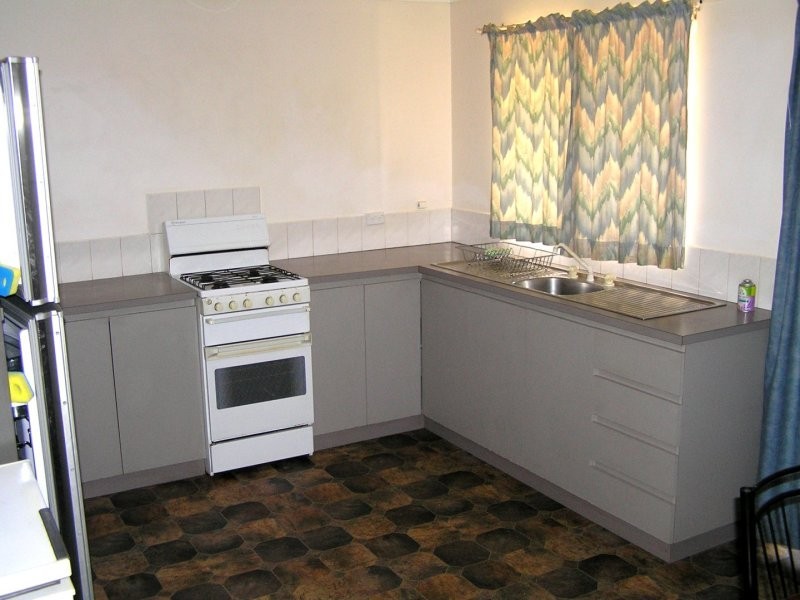 2 Eighth Road, York WA 6302