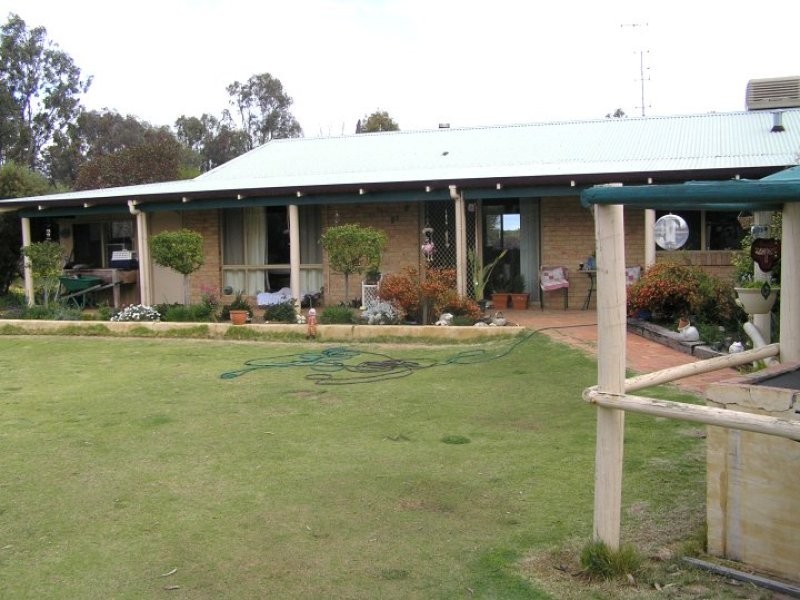 16 Riverside Court, York WA 6302