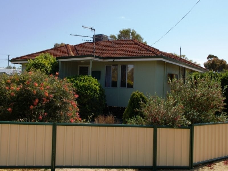 2 Newell Street, Quairading WA 6383