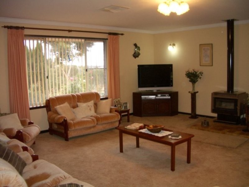 13 Maud Street, York WA 6302