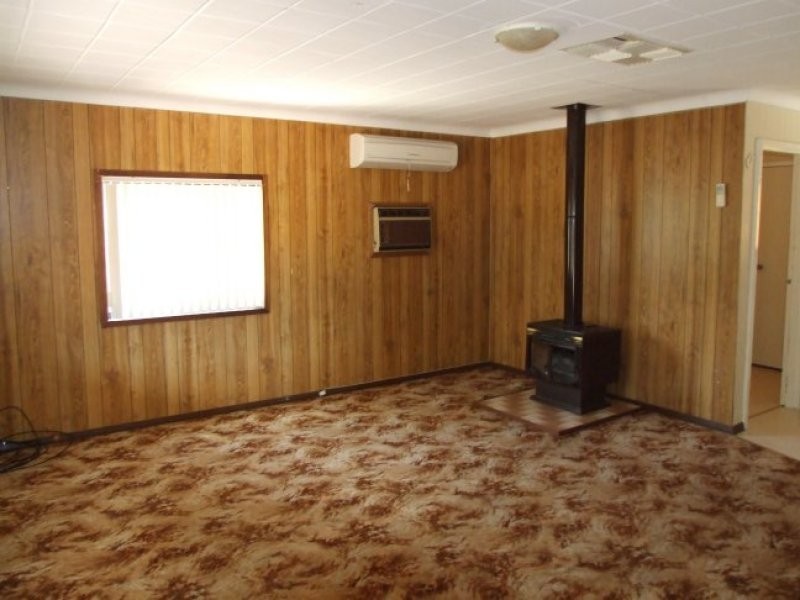 7 Lee Crescent, York WA 6302