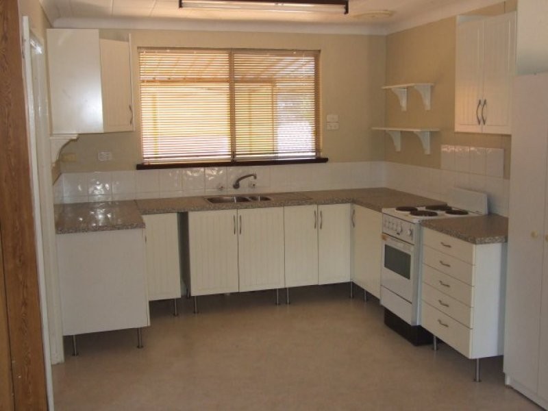 7 Lee Crescent, York WA 6302