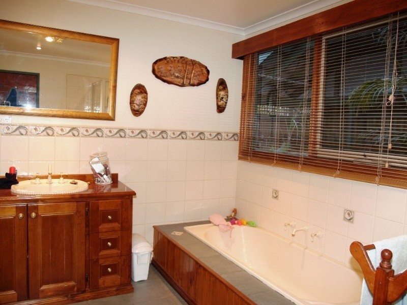 16 Railway Road, Mount Evelyn VIC 3796